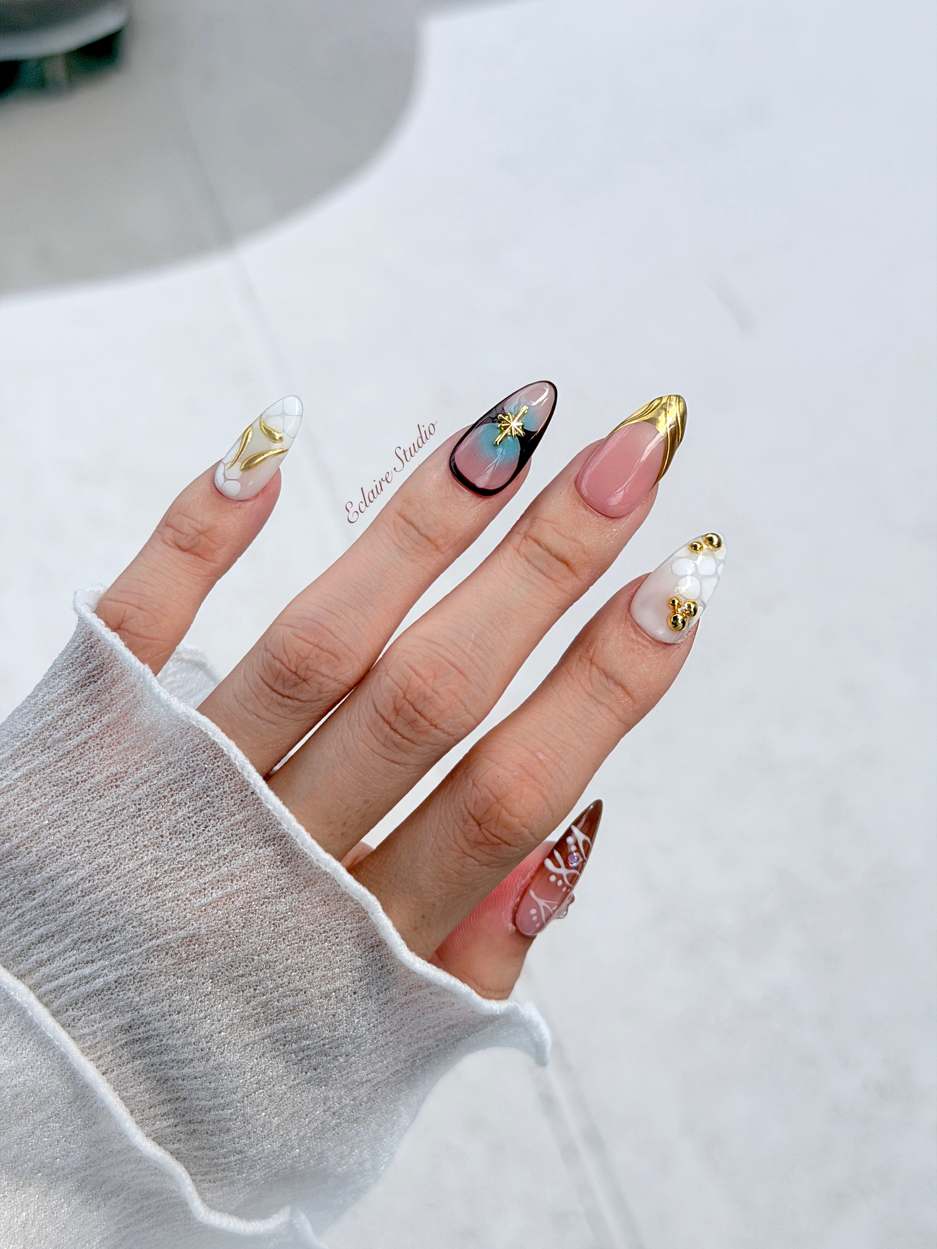 Horizon mixed-tone press-on nails in brown, butter yellow, sky blue and cream with gold chrome wave – Éclaire Studio