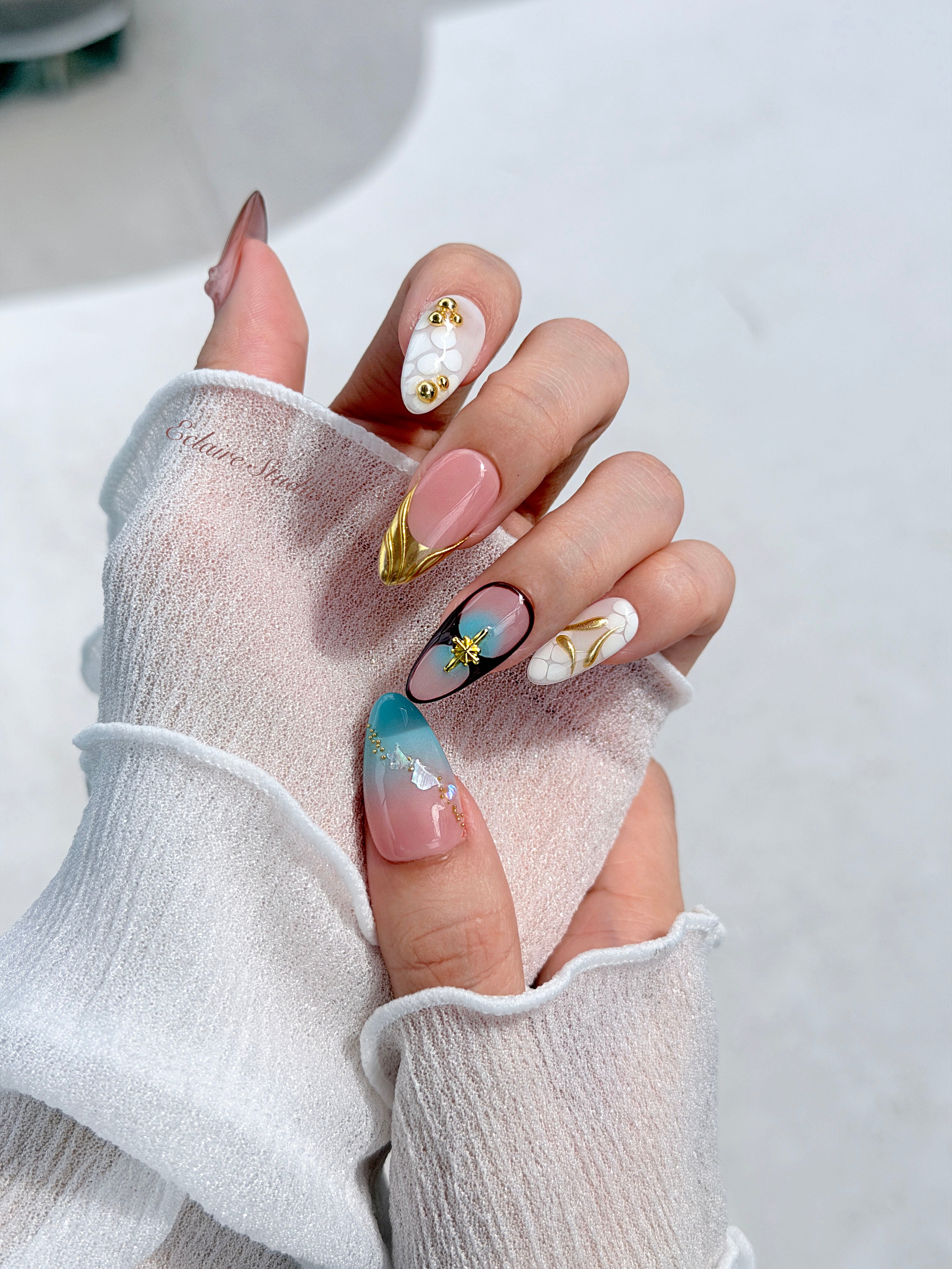 Horizon mixed-tone press-on nails in brown, butter yellow, sky blue and cream with gold chrome wave – Éclaire Studio