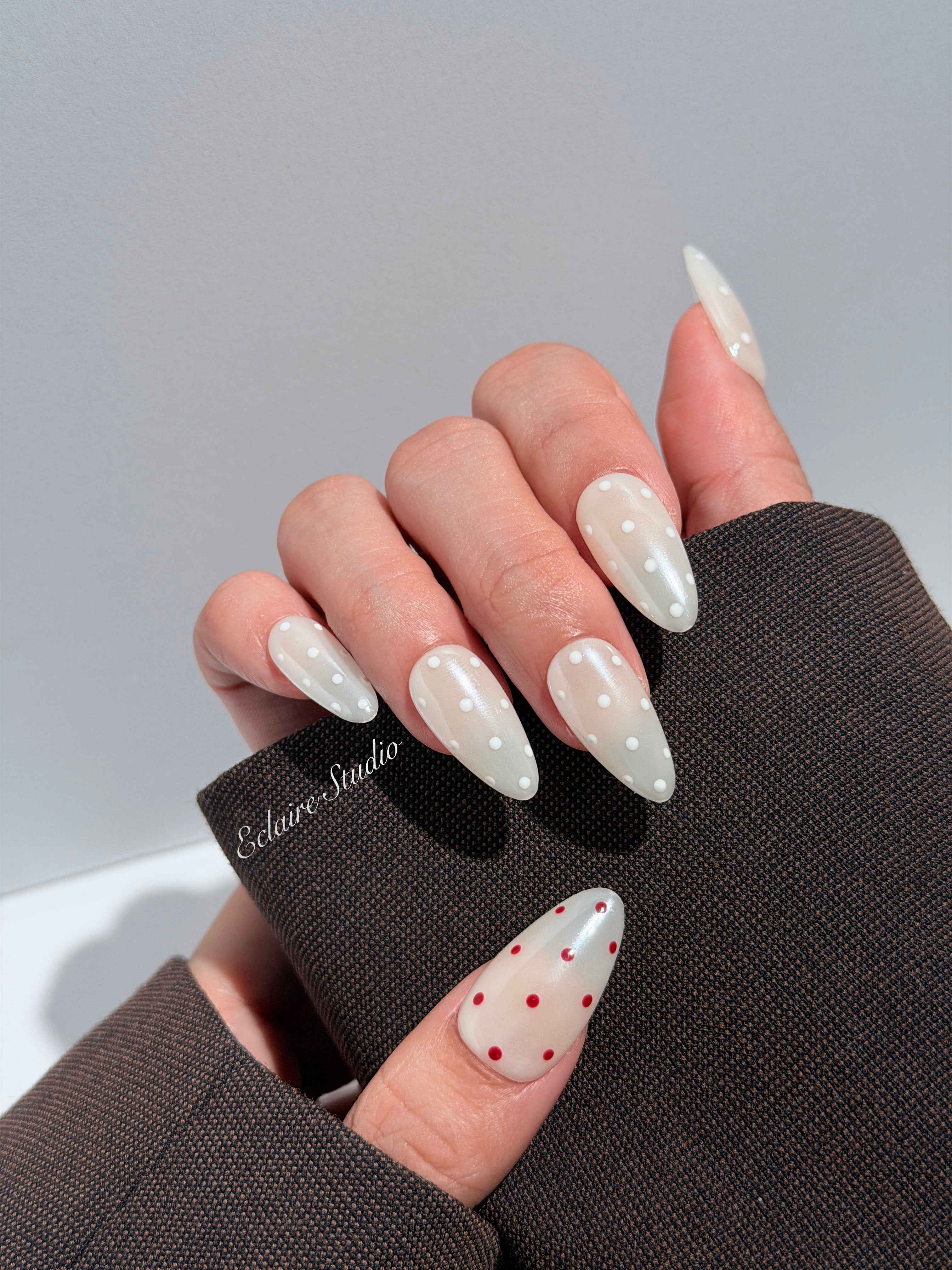 Spritz glazed pearlescent press-on nails with hand-placed polka dots – Éclaire Studio