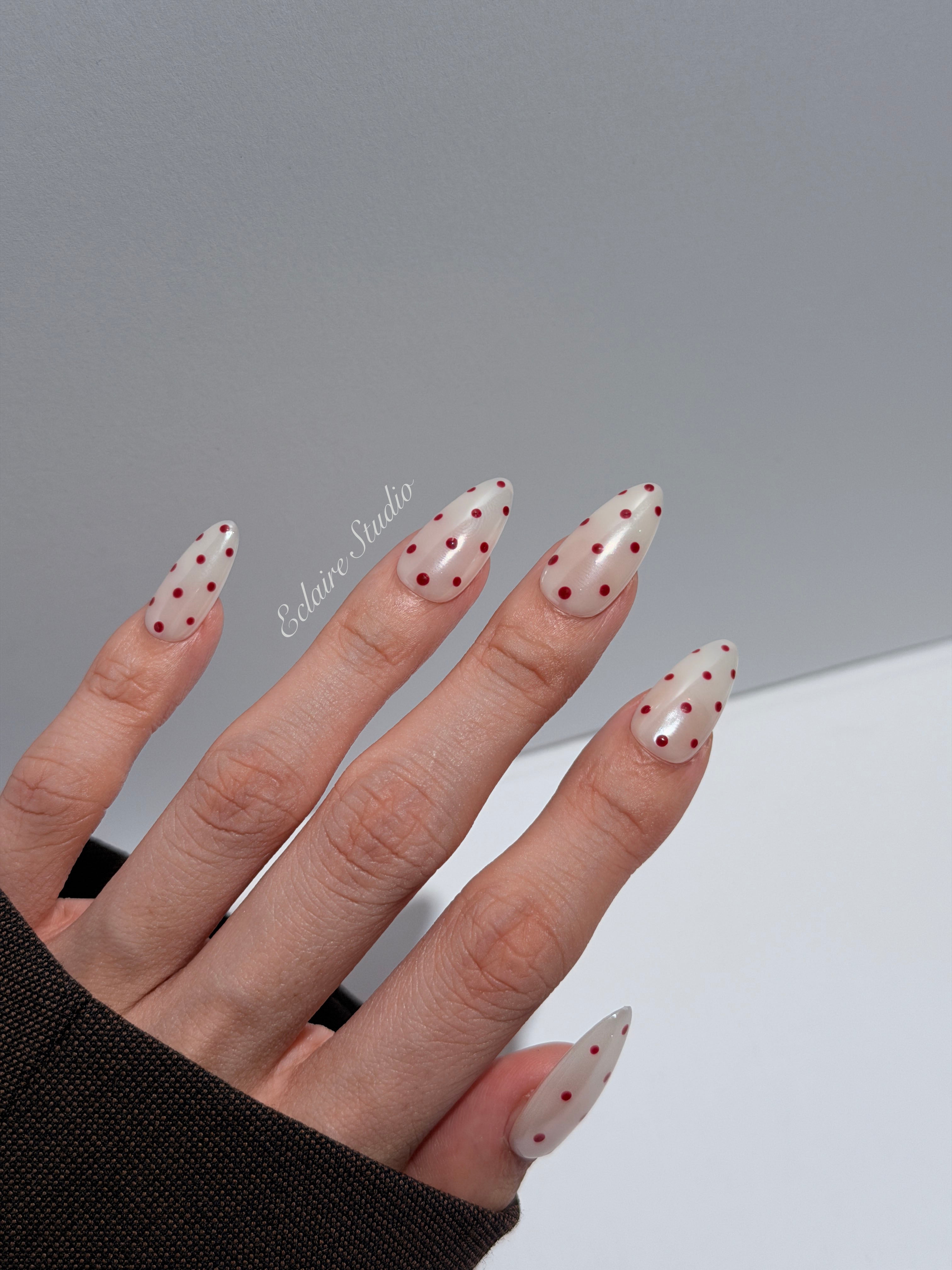 Spritz glazed pearlescent press-on nails with hand-placed polka dots – Éclaire Studio