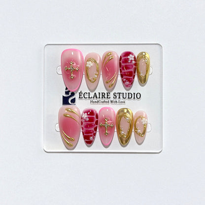 Strawberry Latte red ombré press-on nails with molten gold frames and floral accents – Éclaire Studio