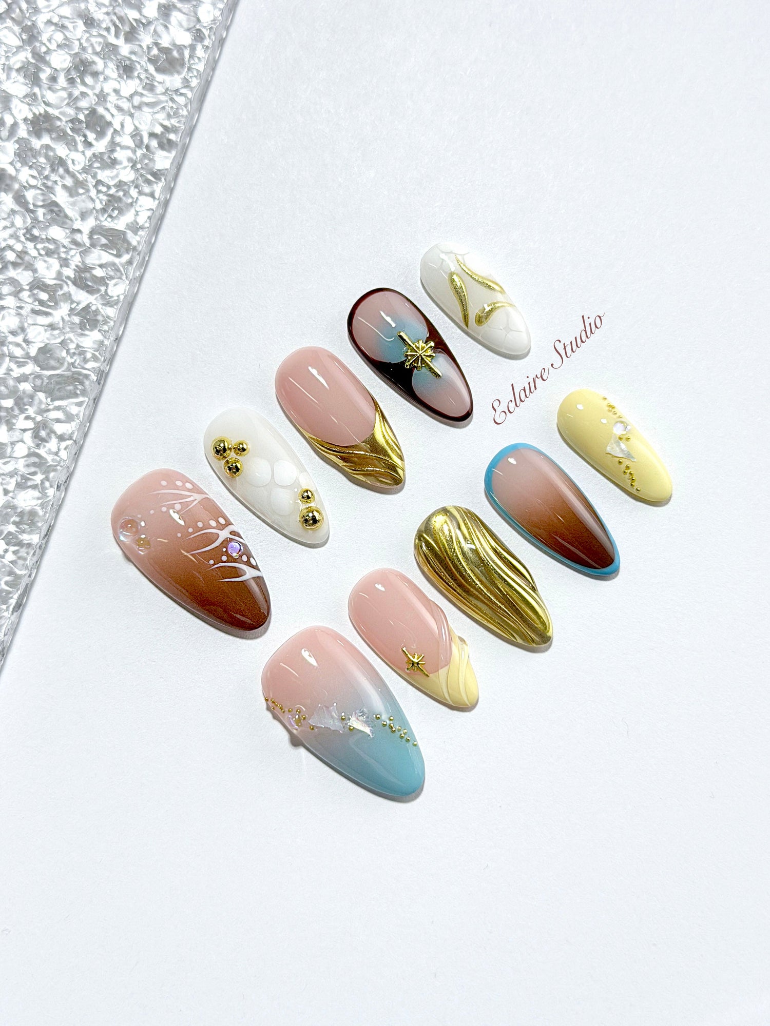 Horizon mixed-tone press-on nails in brown, butter yellow, sky blue and cream with gold chrome wave – Éclaire Studio