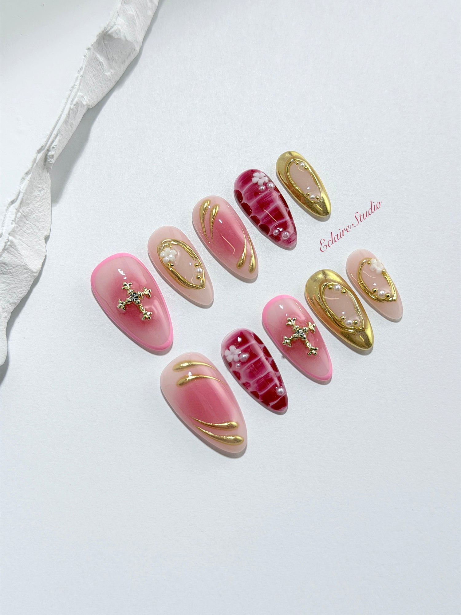 Strawberry Latte red ombré press-on nails with molten gold frames and floral accents – Éclaire Studio
