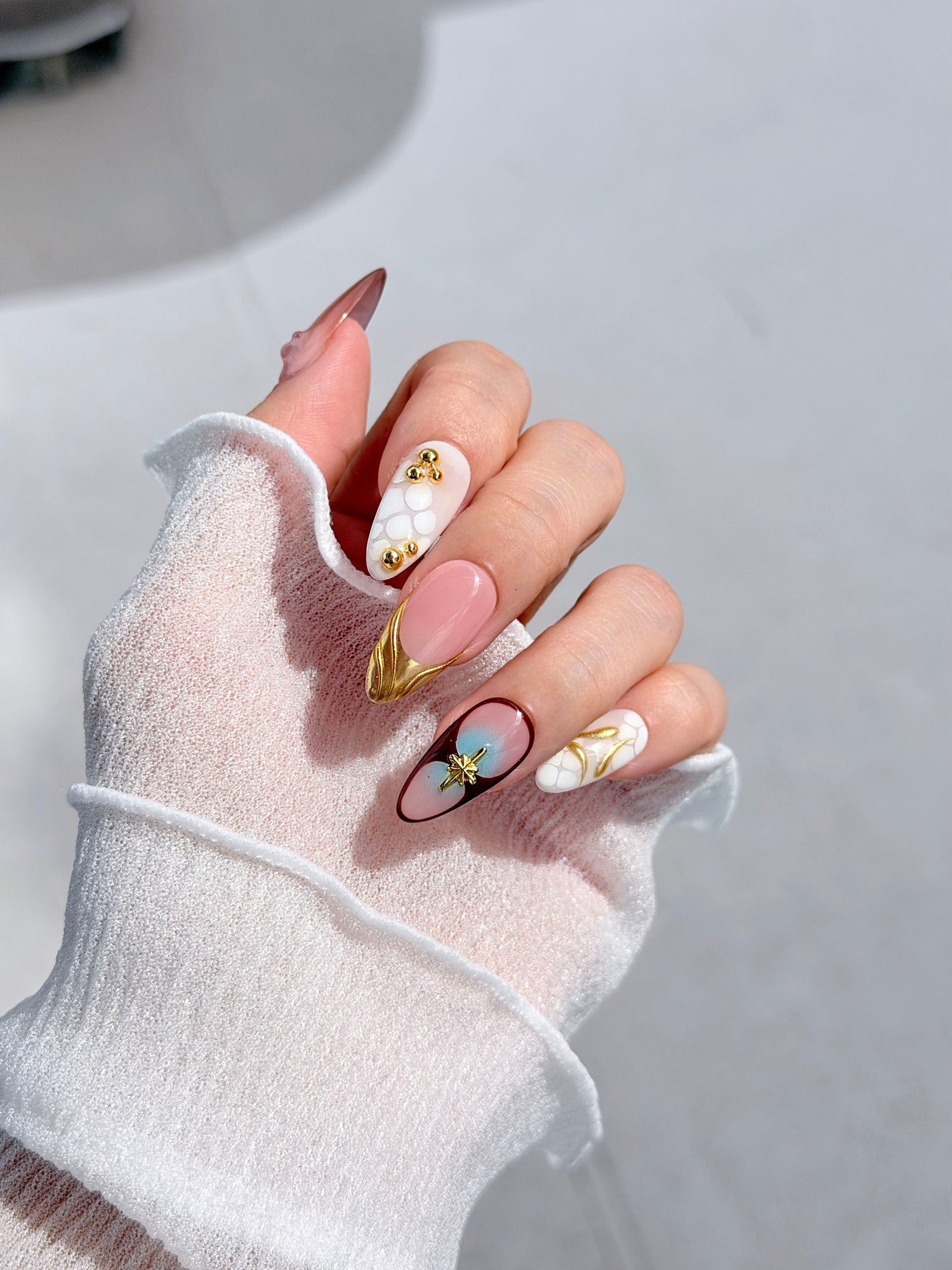 Horizon mixed-tone press-on nails in brown, butter yellow, sky blue and cream with gold chrome wave – Éclaire Studio