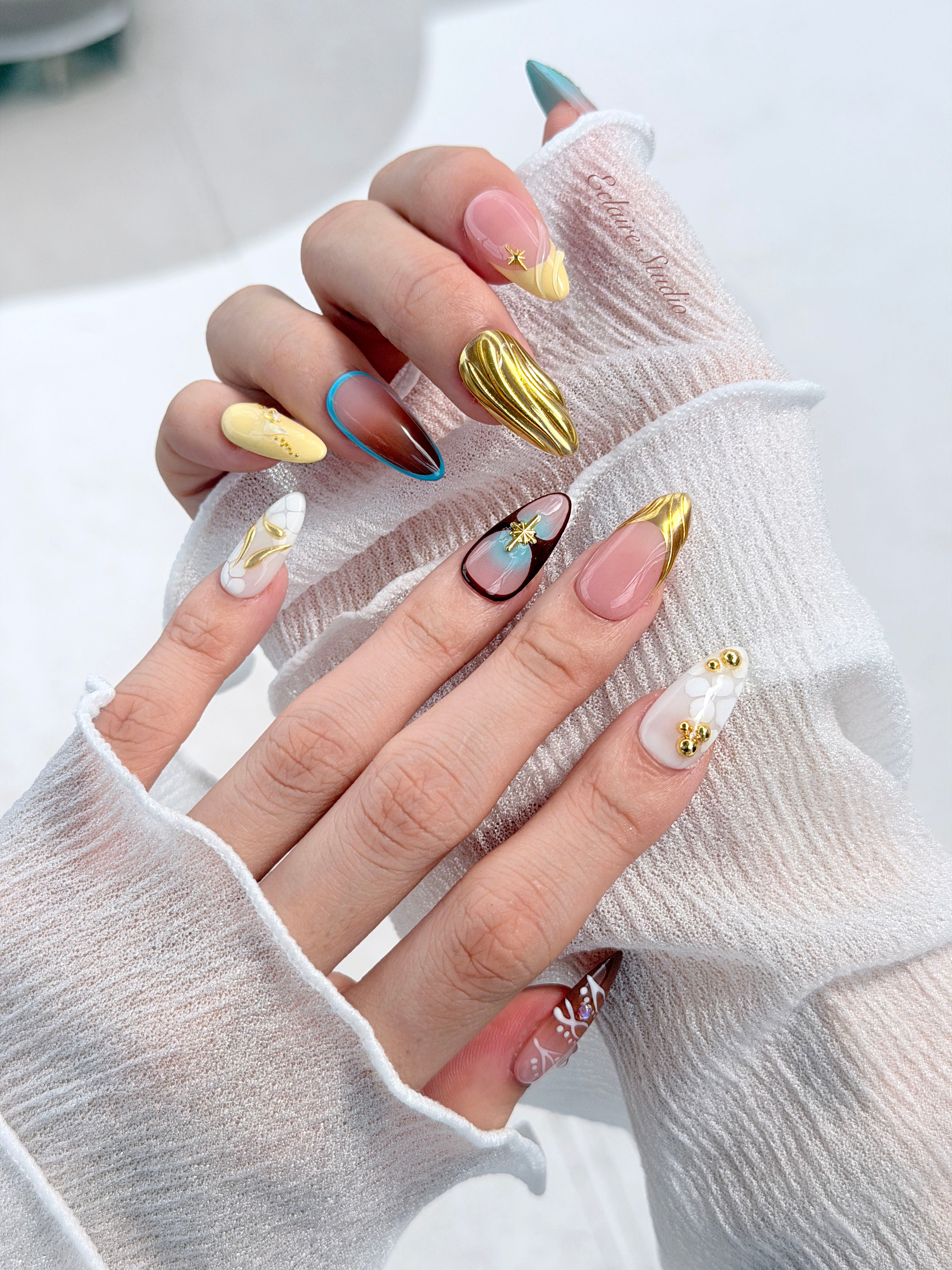 Horizon mixed-tone press-on nails in brown, butter yellow, sky blue and cream with gold chrome wave – Éclaire Studio