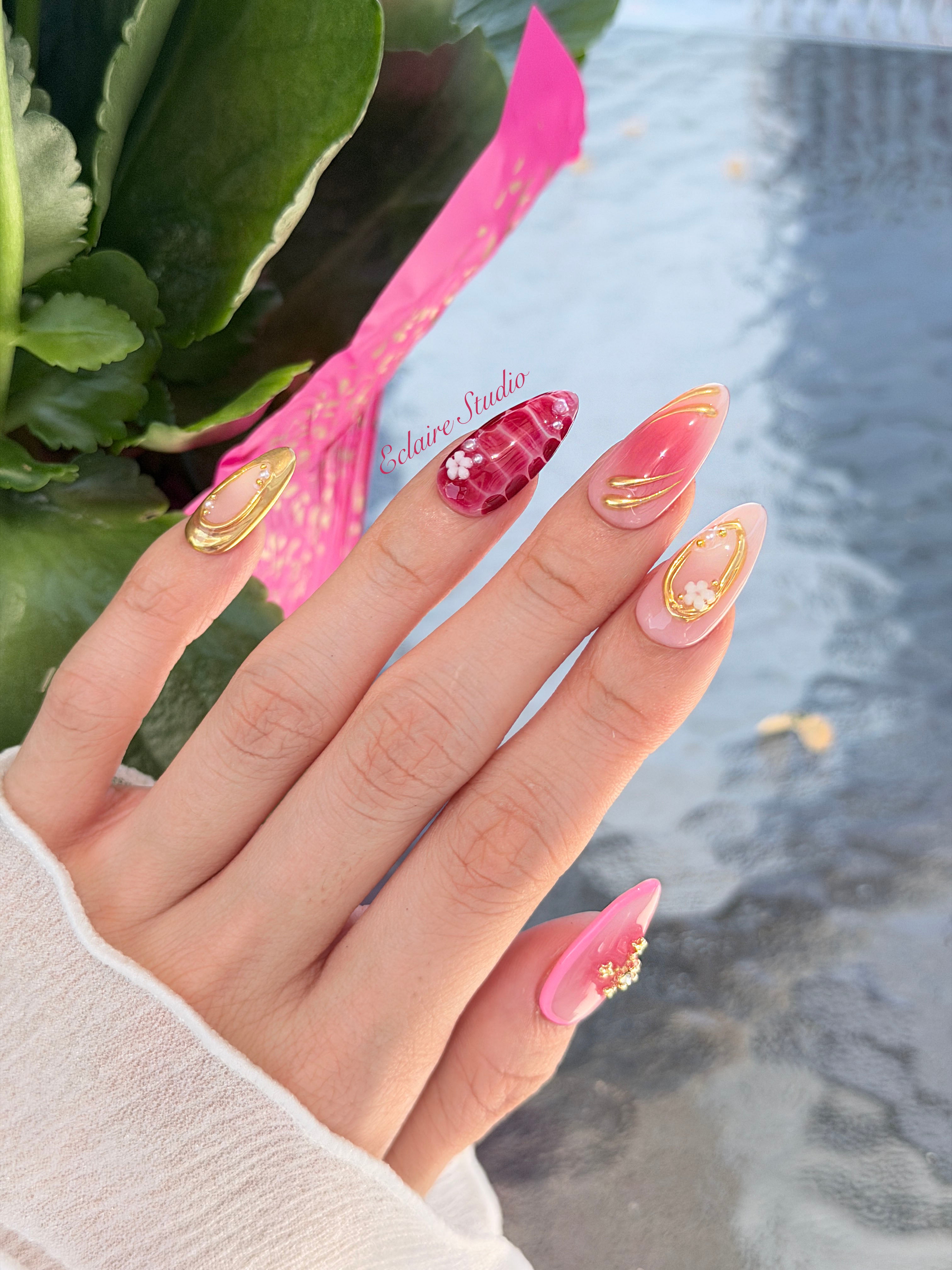 Strawberry Latte red ombré press-on nails with molten gold frames and floral accents – Éclaire Studio